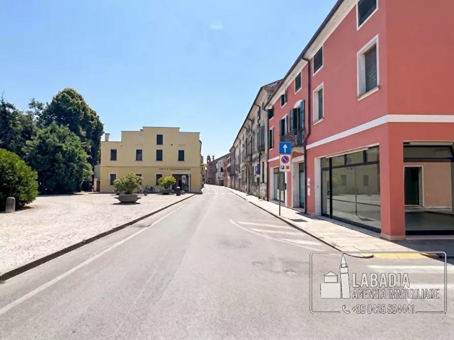 Immagine 3 di Negozio in vendita  in Via Degli Estensi 27 - 33 a Badia Polesine