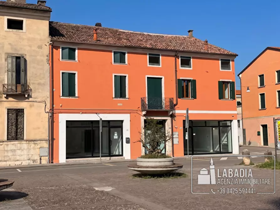Immagine 4 di Negozio in vendita  in Via Degli Estensi 27 - 33 a Badia Polesine