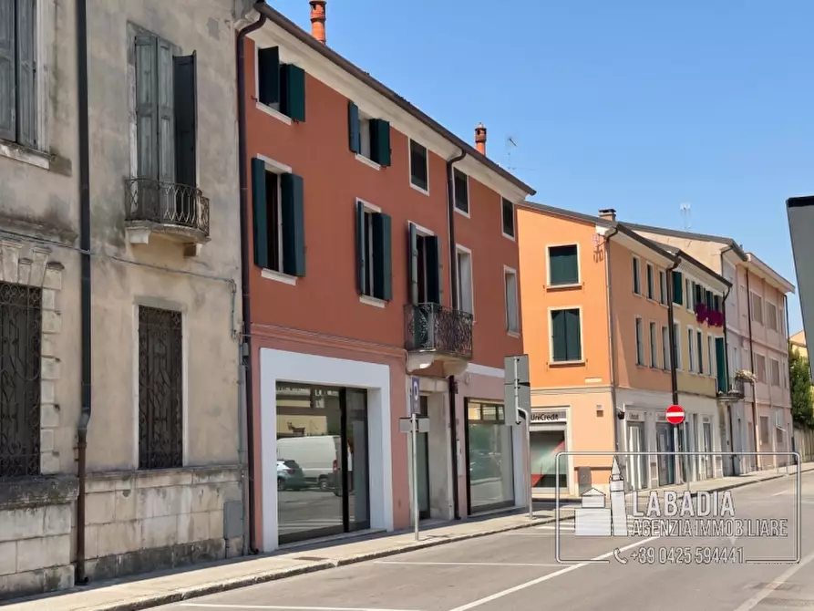Immagine 5 di Negozio in vendita  in Via Degli Estensi 27 - 33 a Badia Polesine