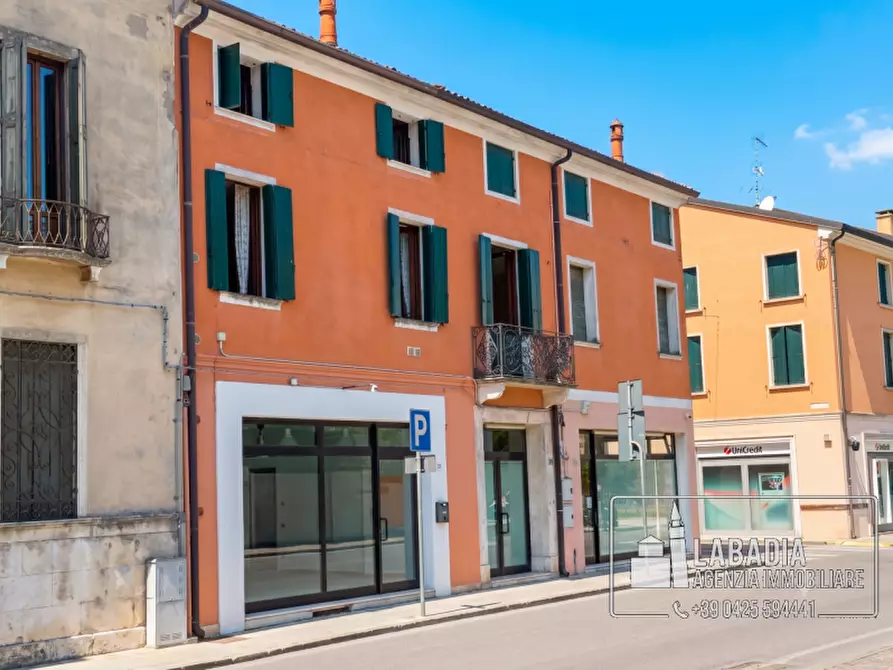 Immagine 9 di Negozio in vendita  in Via Degli Estensi 27 - 33 a Badia Polesine