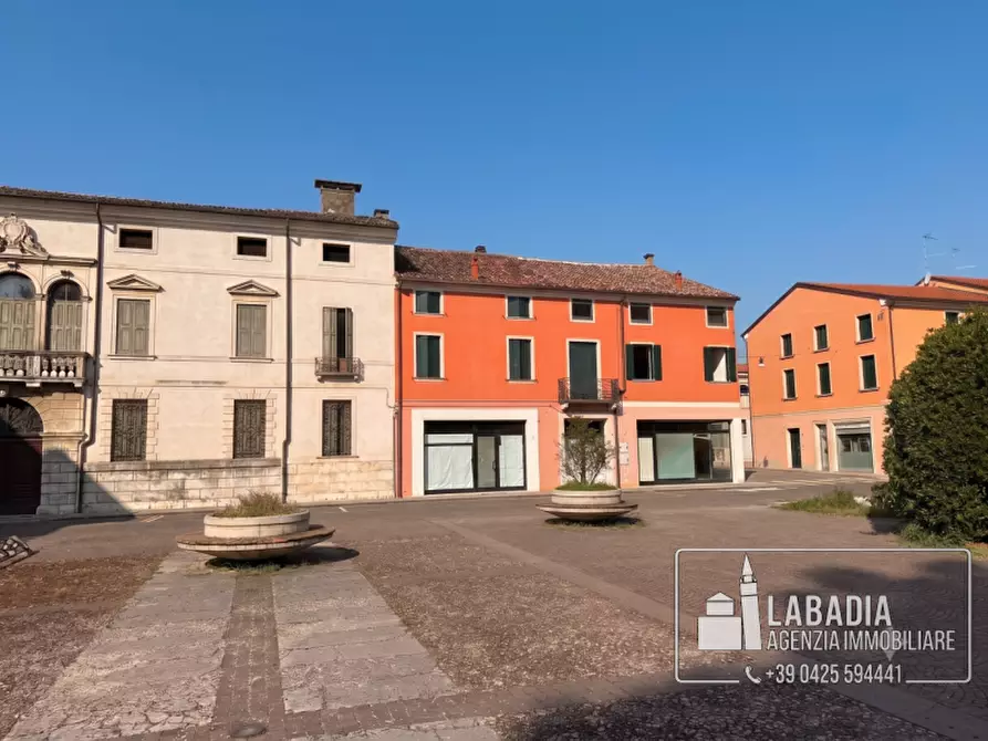 Immagine 12 di Negozio in vendita  in Via Degli Estensi 27 - 33 a Badia Polesine