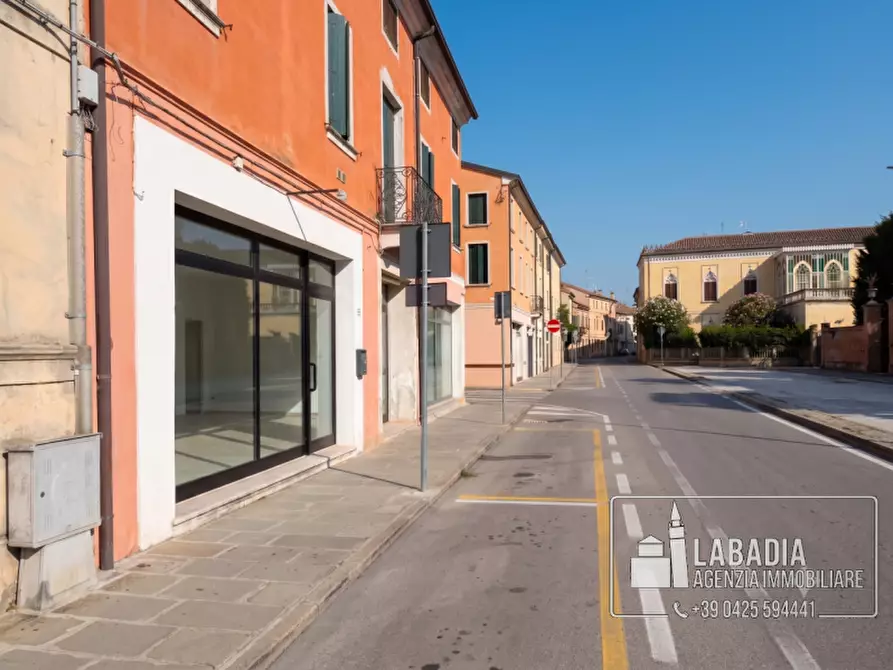 Immagine 14 di Negozio in vendita  in Via Degli Estensi 27 - 33 a Badia Polesine