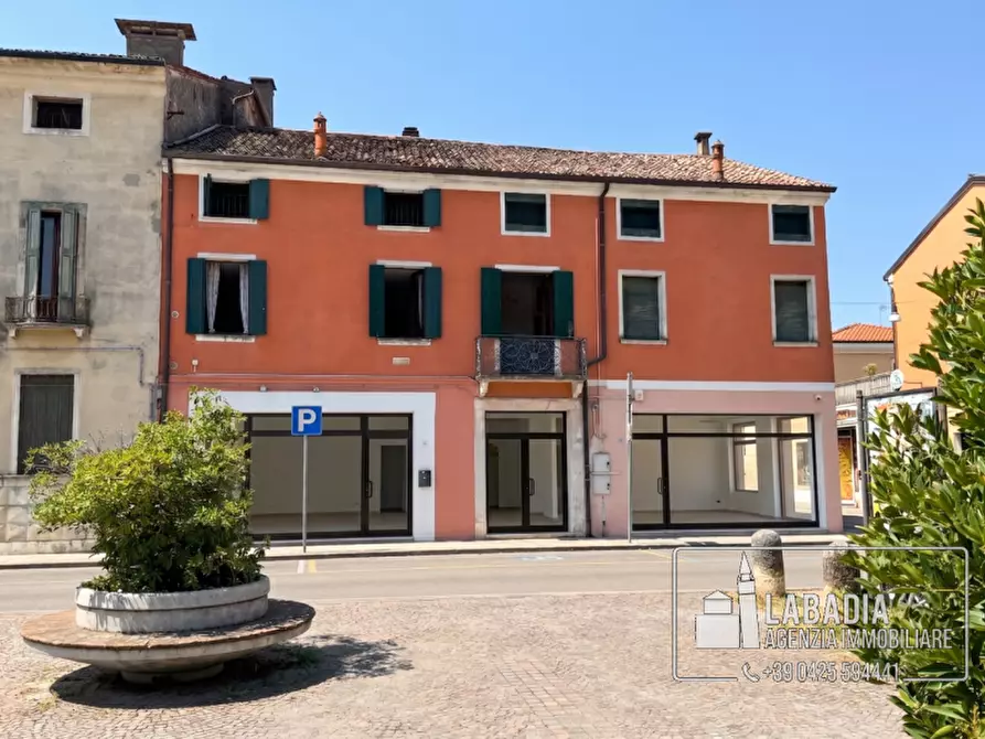 Immagine 15 di Negozio in vendita  in Via Degli Estensi 27 - 33 a Badia Polesine