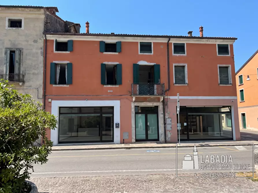 Immagine 18 di Negozio in vendita  in Via Degli Estensi 27 - 33 a Badia Polesine
