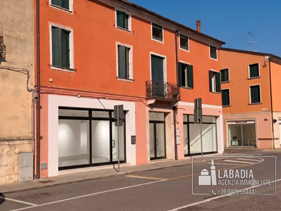 Immagine 21 di Negozio in vendita  in Via Degli Estensi 27 - 33 a Badia Polesine