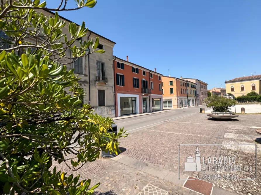 Immagine 22 di Negozio in vendita  in Via Degli Estensi 27 - 33 a Badia Polesine