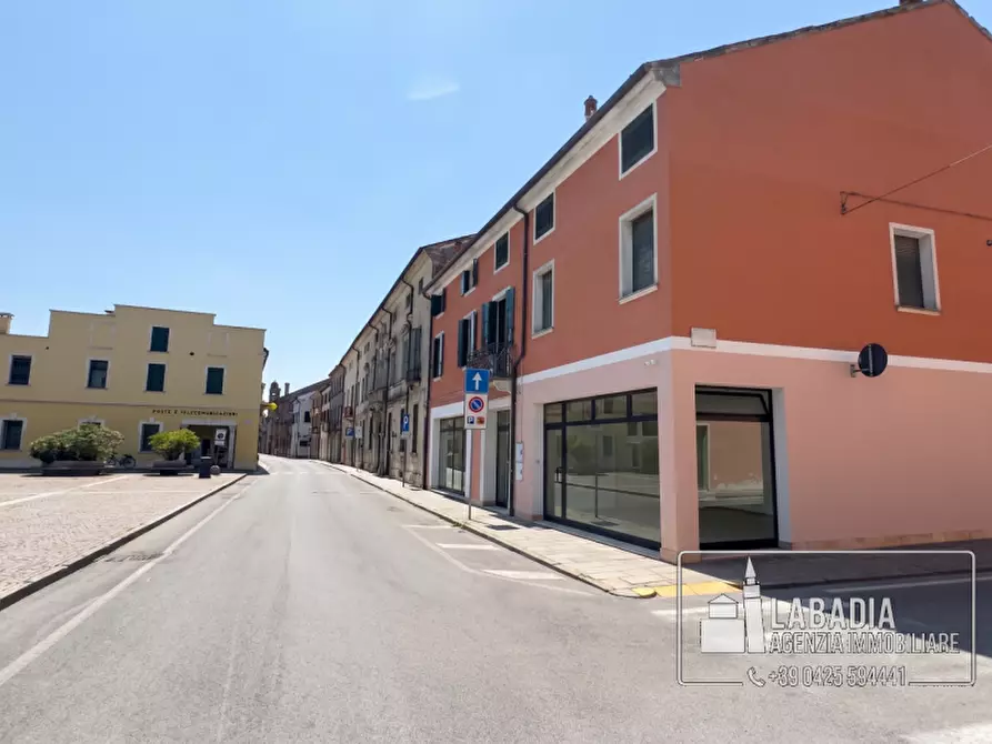Immagine 23 di Negozio in vendita  in Via Degli Estensi 27 - 33 a Badia Polesine