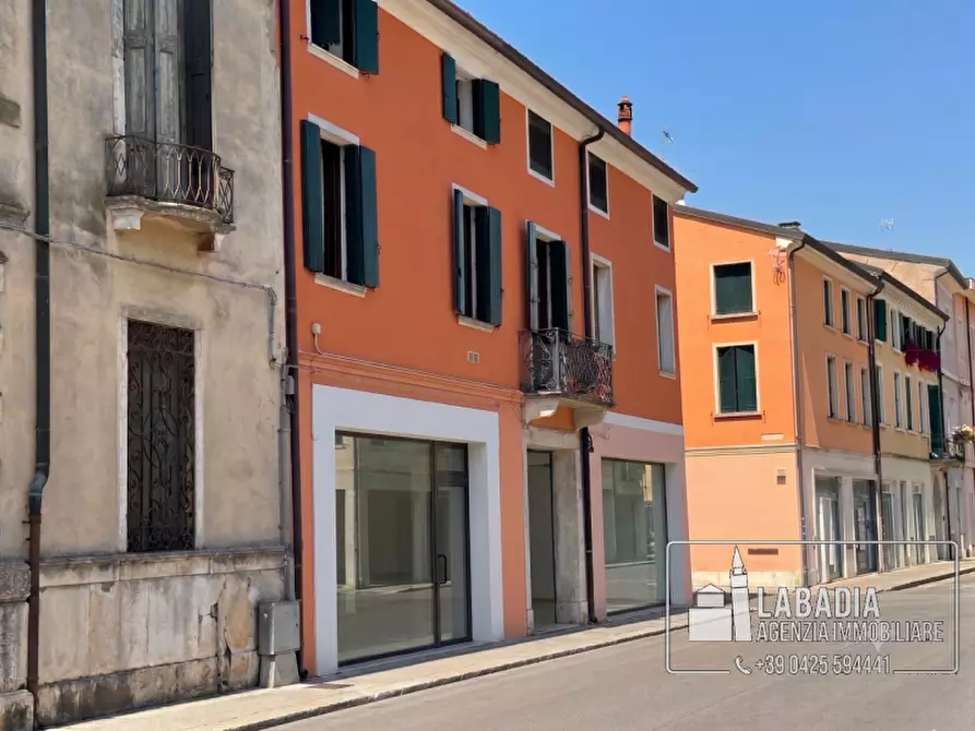 Immagine 24 di Negozio in vendita  in Via Degli Estensi 27 - 33 a Badia Polesine