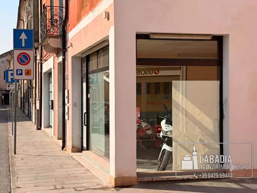 Immagine 26 di Negozio in vendita  in Via Degli Estensi 27 - 33 a Badia Polesine