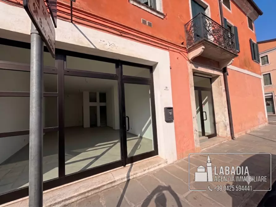 Immagine 27 di Negozio in vendita  in Via Degli Estensi 27 - 33 a Badia Polesine