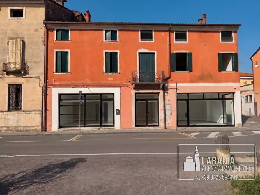 Immagine 29 di Negozio in vendita  in Via Degli Estensi 27 - 33 a Badia Polesine
