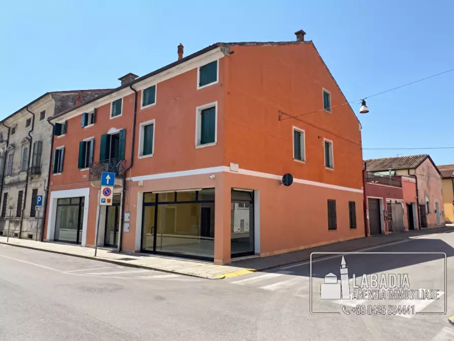Immagine 30 di Negozio in vendita  in Via Degli Estensi 27 - 33 a Badia Polesine