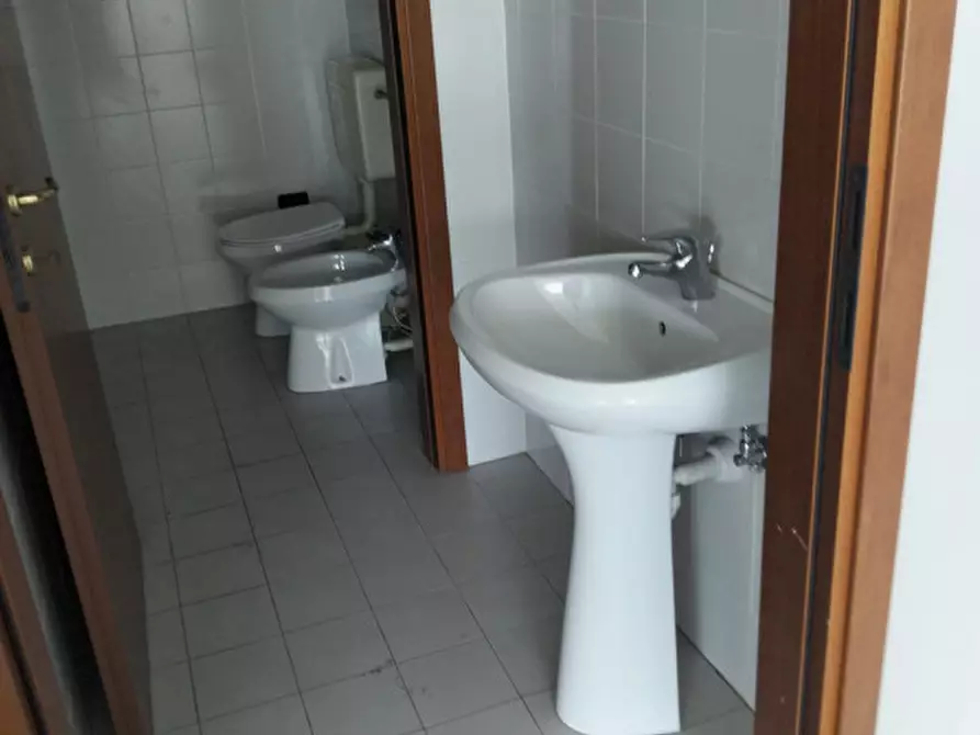 Immagine 6 di Negozio in vendita  in Via Dante Alighieri a Montecchio Maggiore