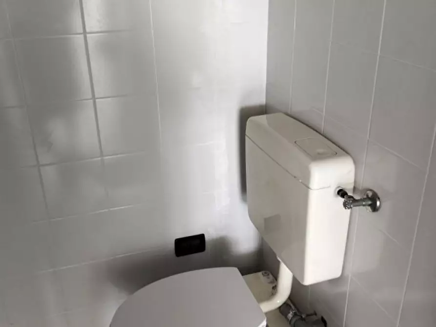 Immagine 7 di Negozio in vendita  in Via Dante Alighieri a Montecchio Maggiore