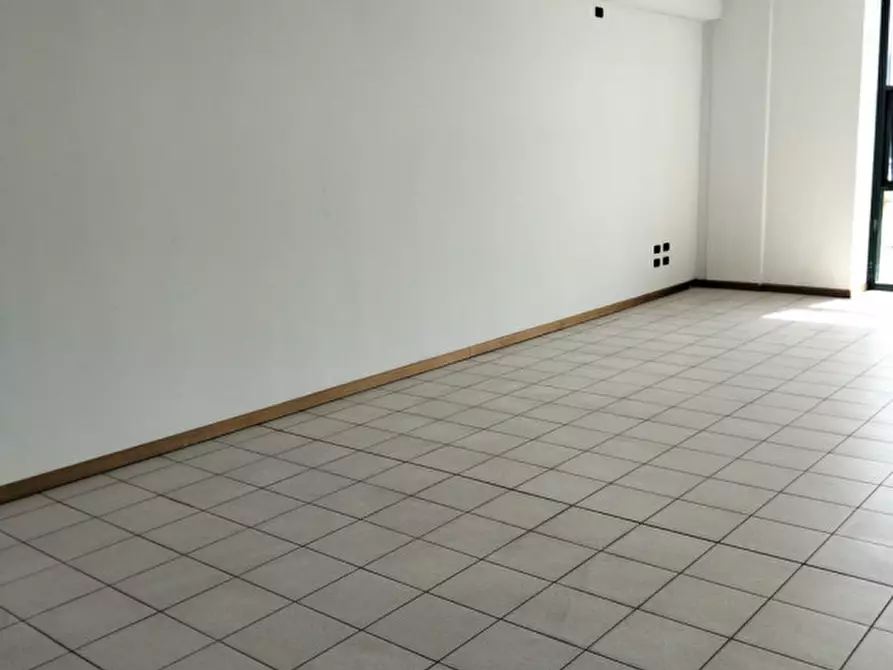 Immagine 10 di Negozio in vendita  in Via Dante Alighieri a Montecchio Maggiore