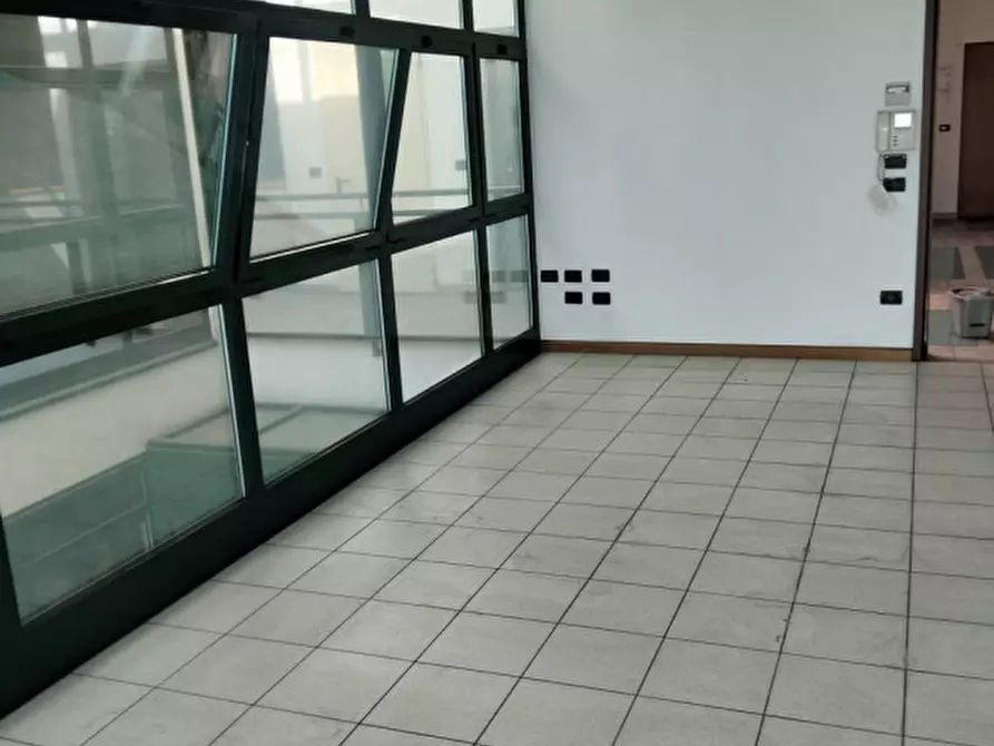 Immagine 12 di Negozio in vendita  in Via Dante Alighieri a Montecchio Maggiore