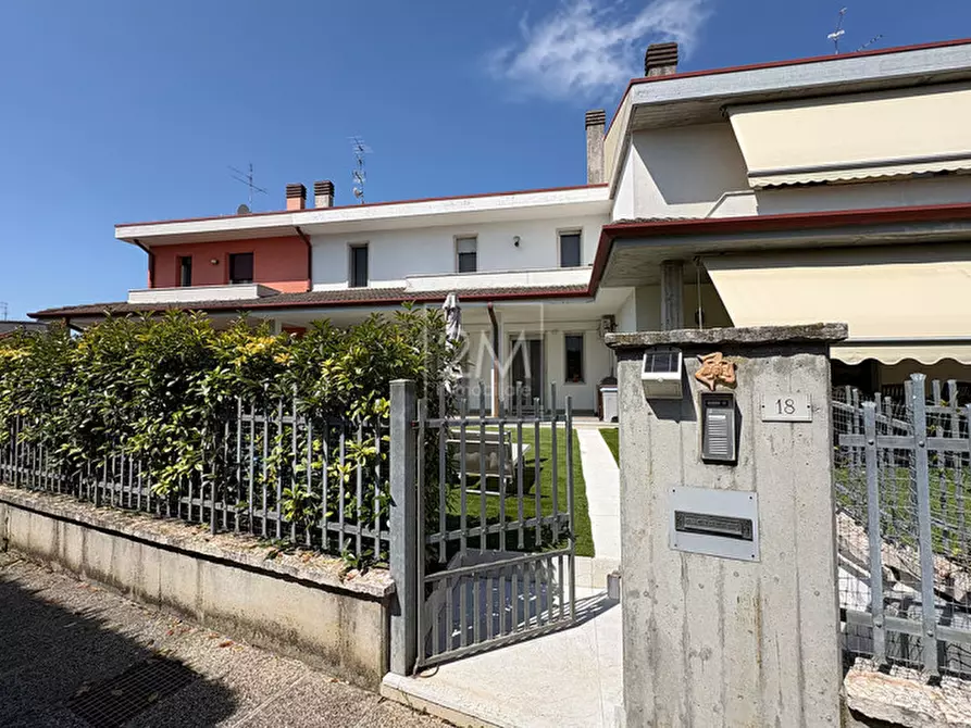 Immagine 2 di Villetta a schiera in vendita  in Via Carlo Collodi a Villafranca Di Verona