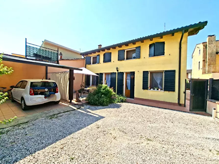 Immagine 1 di Villetta a schiera in vendita  a Villafranca Di Verona