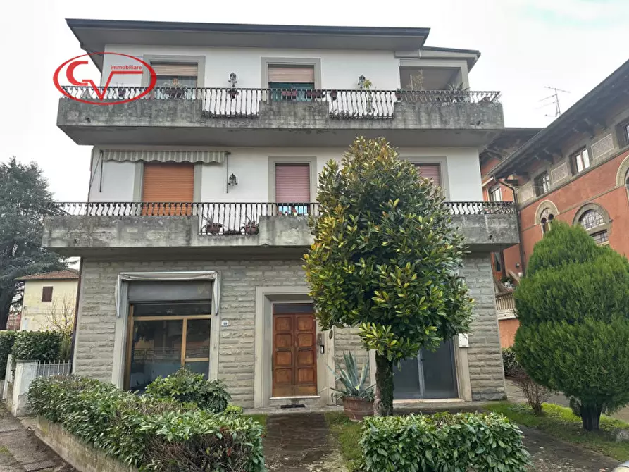 Immagine 1 di Villa in vendita  in Via Ammiraglio Ernesto Burzagli a Montevarchi
