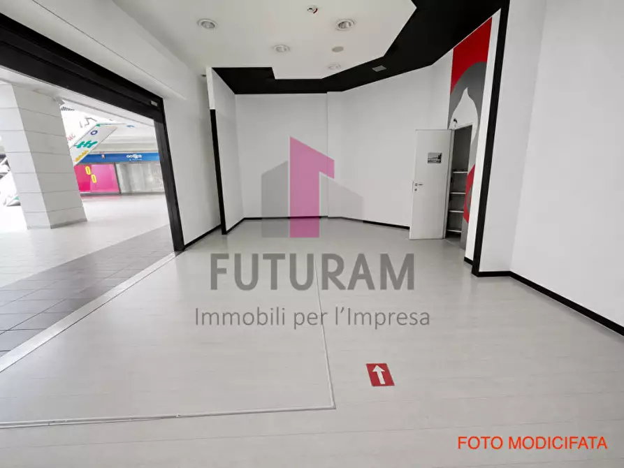 Immagine 4 di Negozio in affitto  a Torri Di Quartesolo