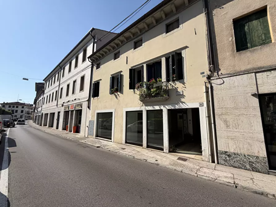 Immagine 1 di Negozio in affitto  in Via Giuseppe Garibaldi n. 80 a Vittorio Veneto