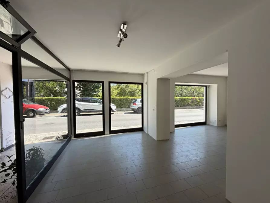 Immagine 3 di Negozio in affitto  in Via Giuseppe Garibaldi n. 80 a Vittorio Veneto