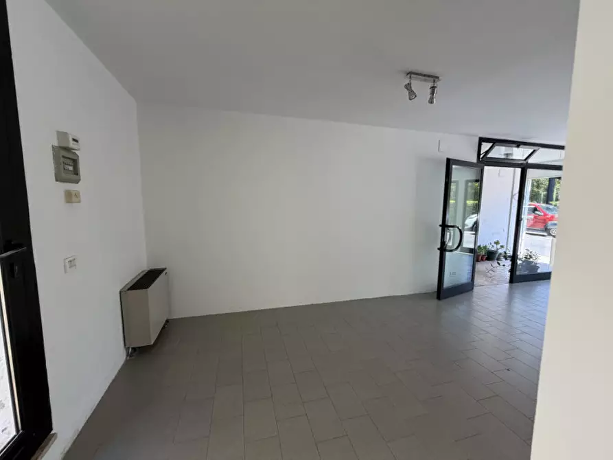Immagine 8 di Negozio in affitto  in Via Giuseppe Garibaldi n. 80 a Vittorio Veneto