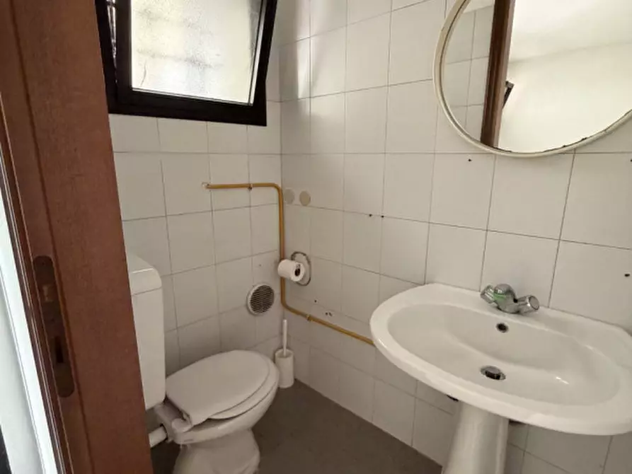 Immagine 11 di Negozio in affitto  in Via Giuseppe Garibaldi n. 80 a Vittorio Veneto