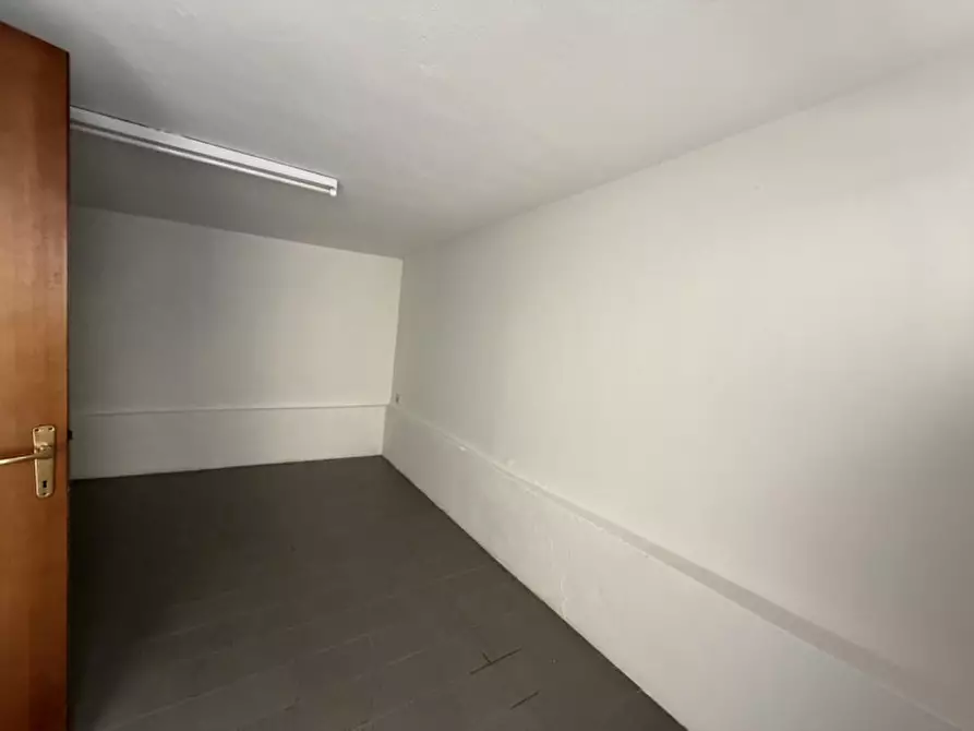 Immagine 12 di Negozio in affitto  in Via Giuseppe Garibaldi n. 80 a Vittorio Veneto