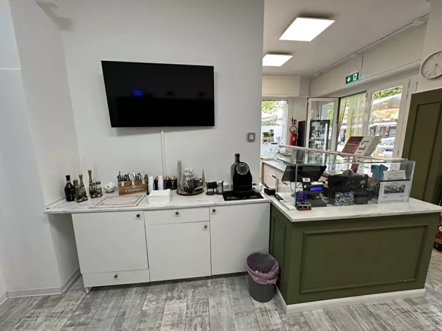 Immagine 10 di Attività commerciale in vendita  in Viale Raffaello Sanzio 28 a Cesenatico