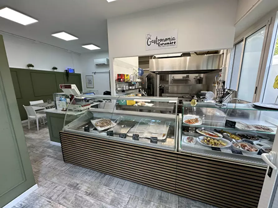 Immagine 13 di Attività commerciale in vendita  in Viale Raffaello Sanzio 28 a Cesenatico