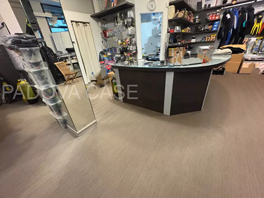 Immagine 14 di Negozio in vendita  in Via Romana Aponense a Padova
