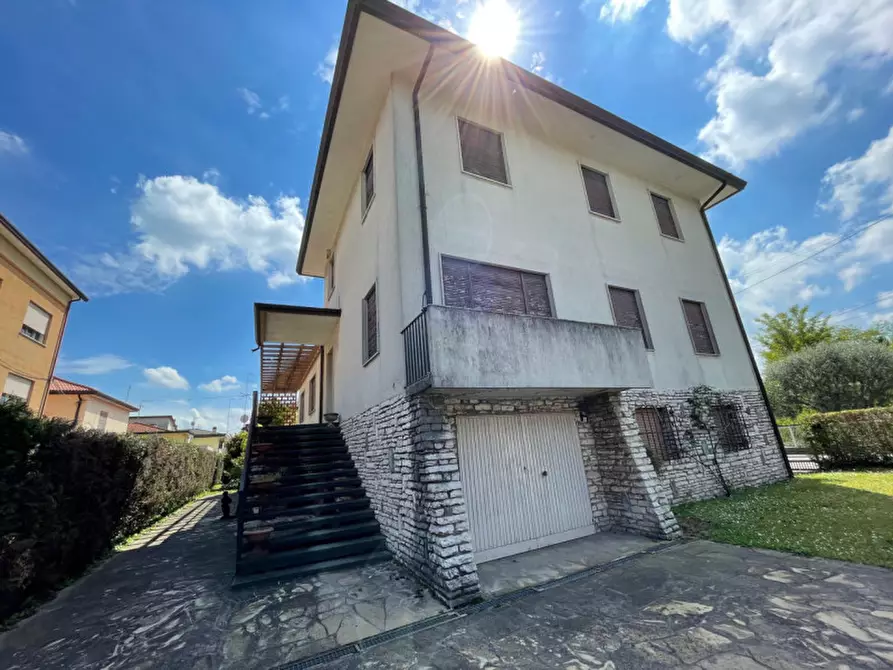 Immagine 12 di Villa in vendita  in perugino a Padova