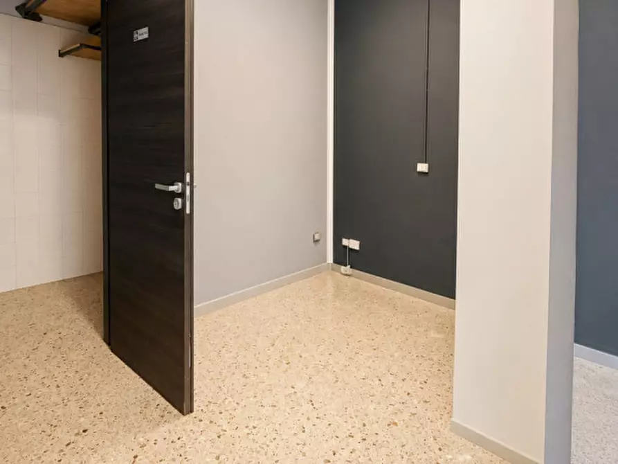 Immagine 5 di Negozio in affitto  in Via Vincenzo Madonia a Palermo