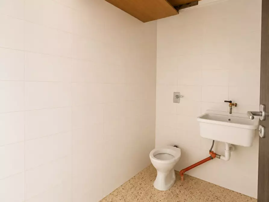 Immagine 6 di Negozio in affitto  in Via Vincenzo Madonia a Palermo
