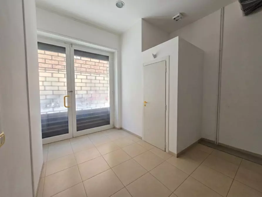 Immagine 14 di Attività commerciale in affitto  a Bisceglie
