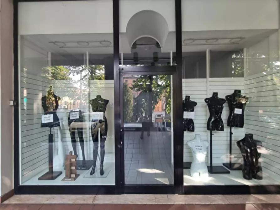 Immagine 1 di Negozio in vendita  in Viale Vittorio Veneto a Correggio