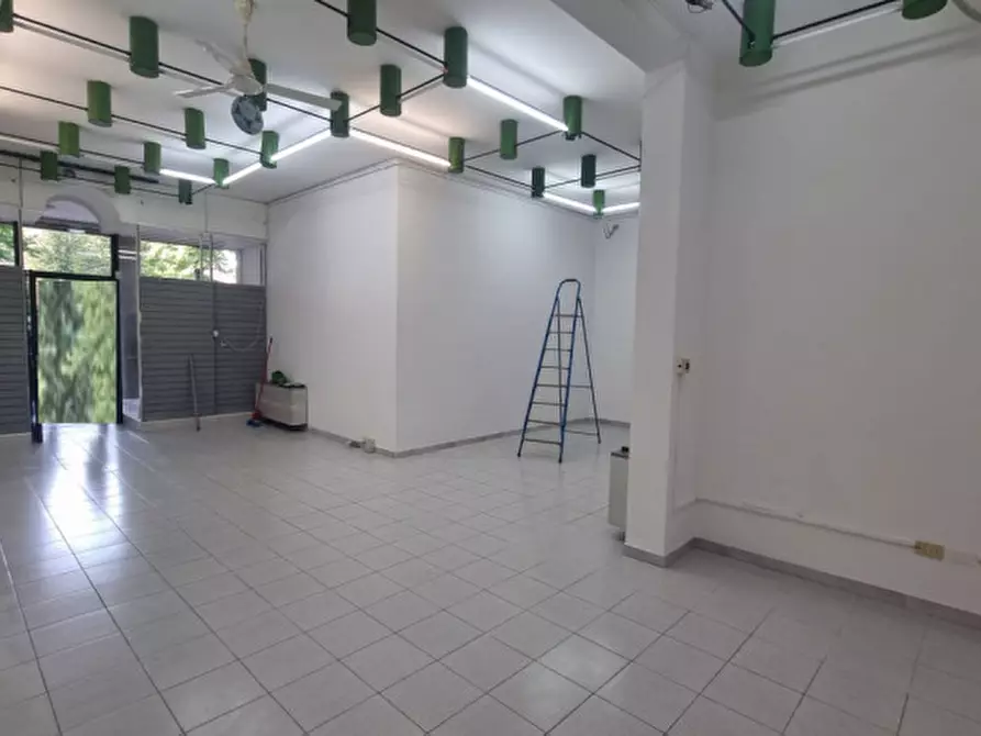 Immagine 2 di Negozio in vendita  in Viale Vittorio Veneto a Correggio
