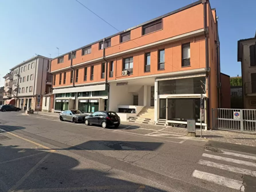 Immagine 1 di Negozio in vendita  in Via Vittorio Veneto 10 a Ostiglia