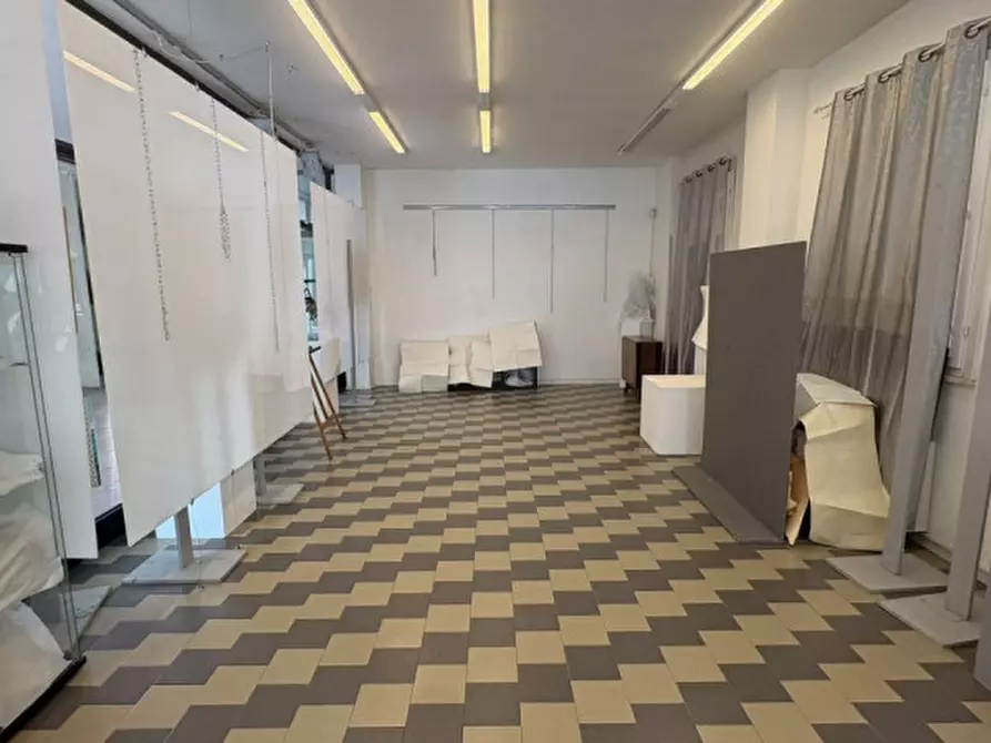 Immagine 9 di Negozio in vendita  in Via Vittorio Veneto 10 a Ostiglia