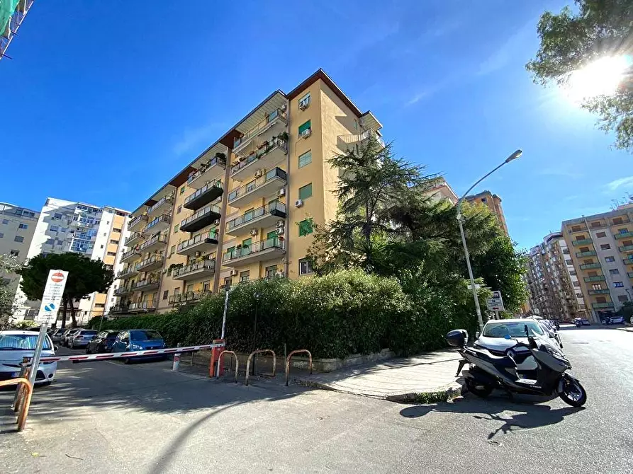 Appartamento in vendita in Via Mandanici a Palermo