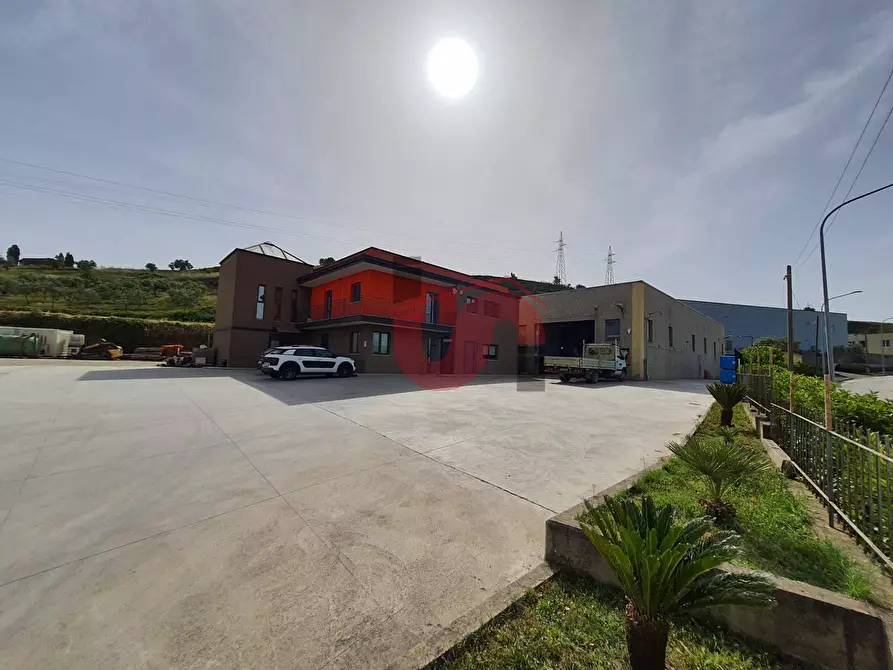 Capannone industriale in vendita in Contrada Ponte Valentino a Benevento