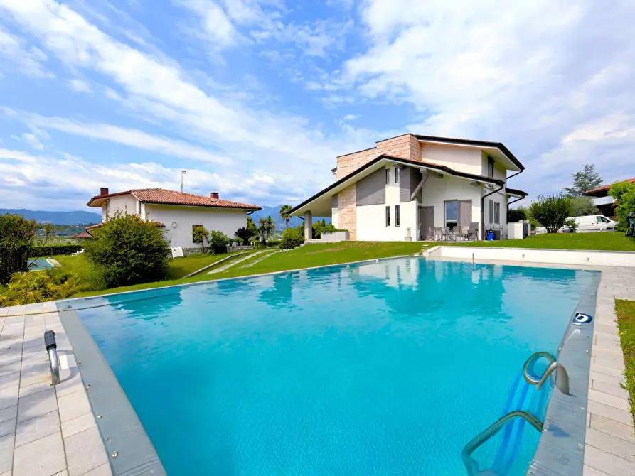 Villa in vendita in Via Carducci a Manerba Del Garda