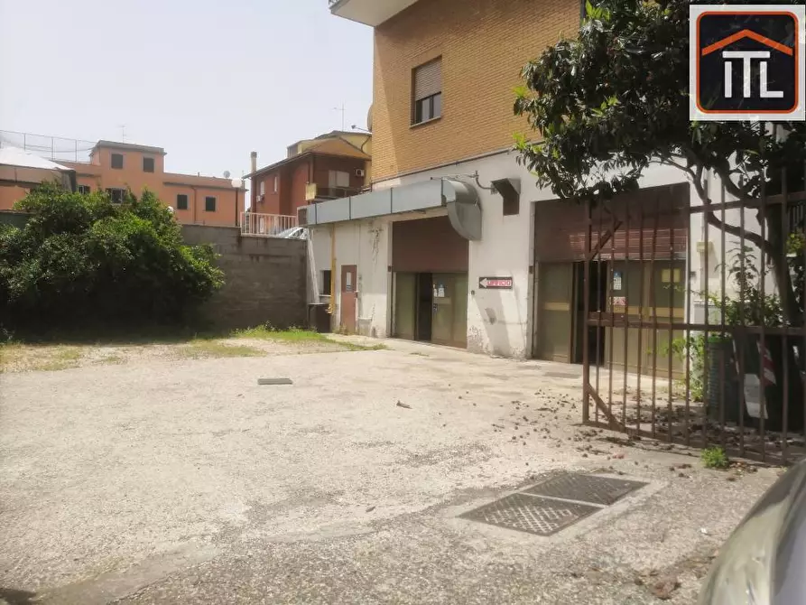 Locale commerciale in affitto in Serafino Belfanti a Roma