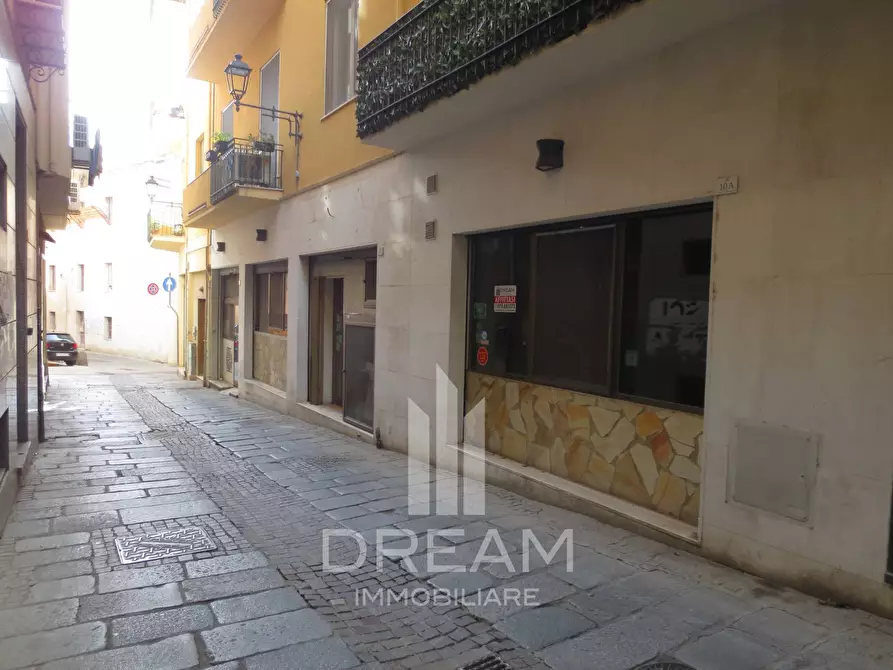 Locale commerciale in affitto in Vico Barcellona a Cagliari