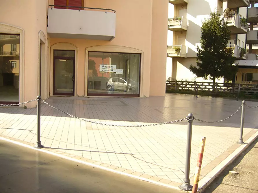 Locale commerciale in affitto in Via Mazzini a Alba Adriatica
