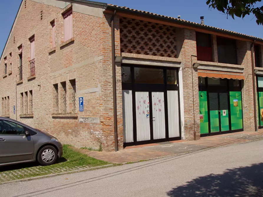 Locale commerciale in affitto in Via Giovanni Ranuzzi a Ferrara