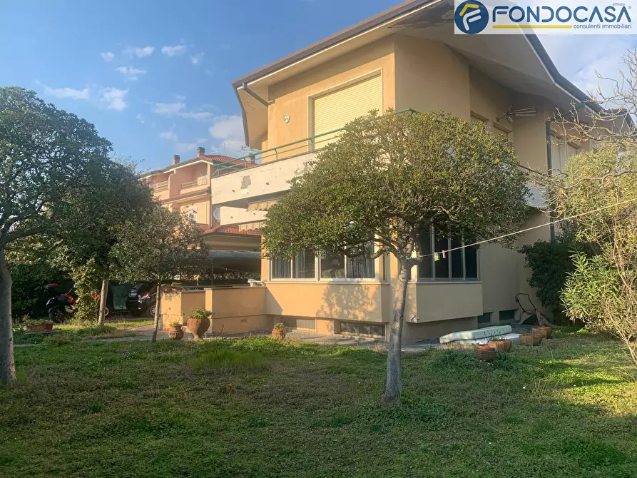 Villa in vendita in Viale Morin a Pietrasanta