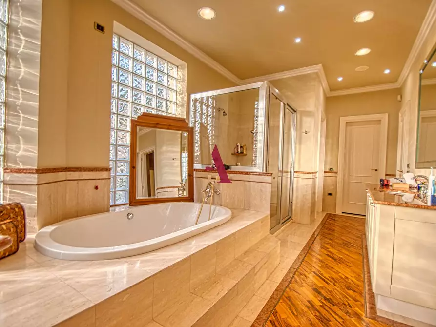 Immagine 21 di Villa in vendita  a Forino