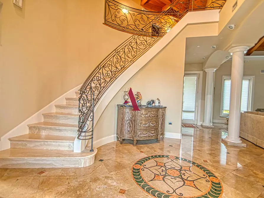 Immagine 28 di Villa in vendita  a Forino